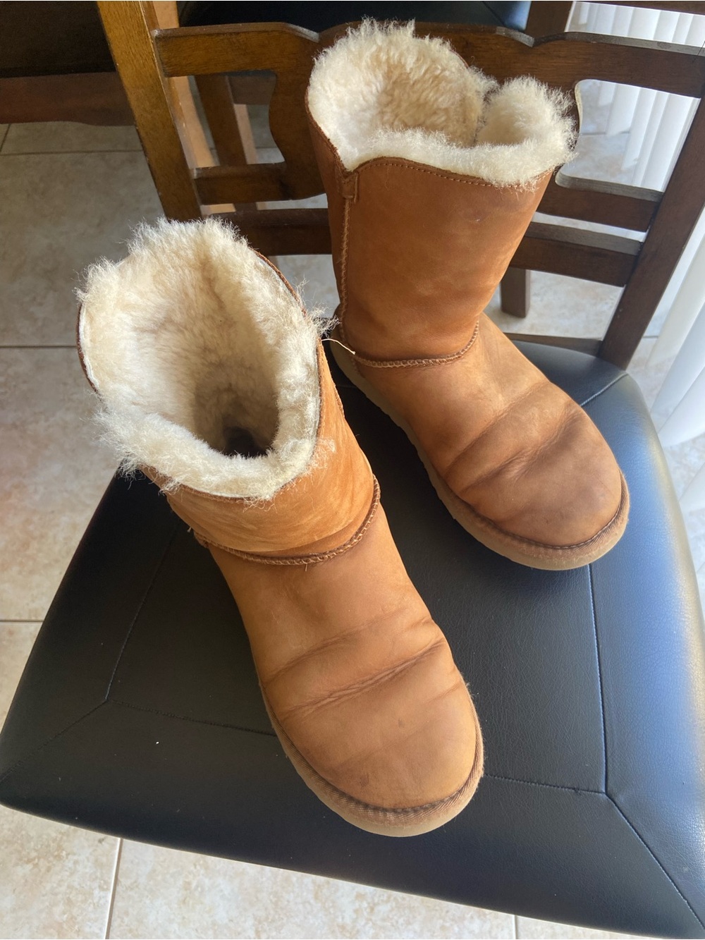 Authentic UGG Mini Bailey Button II boots in classic Chestnut, women’s size 7. 🤎